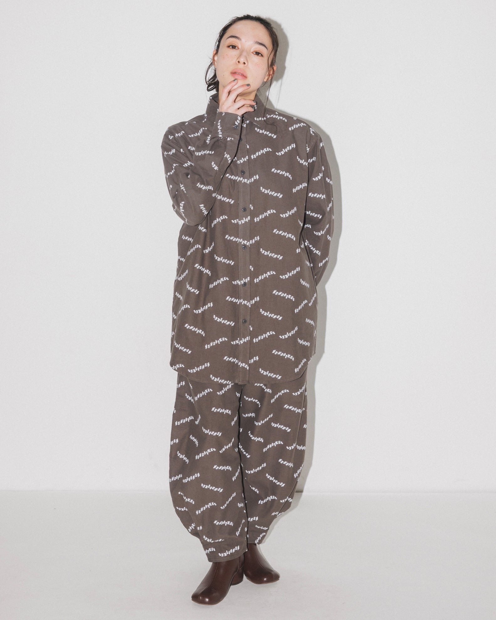 33-nf24-618-245A/ヘムタック カーブパンツ