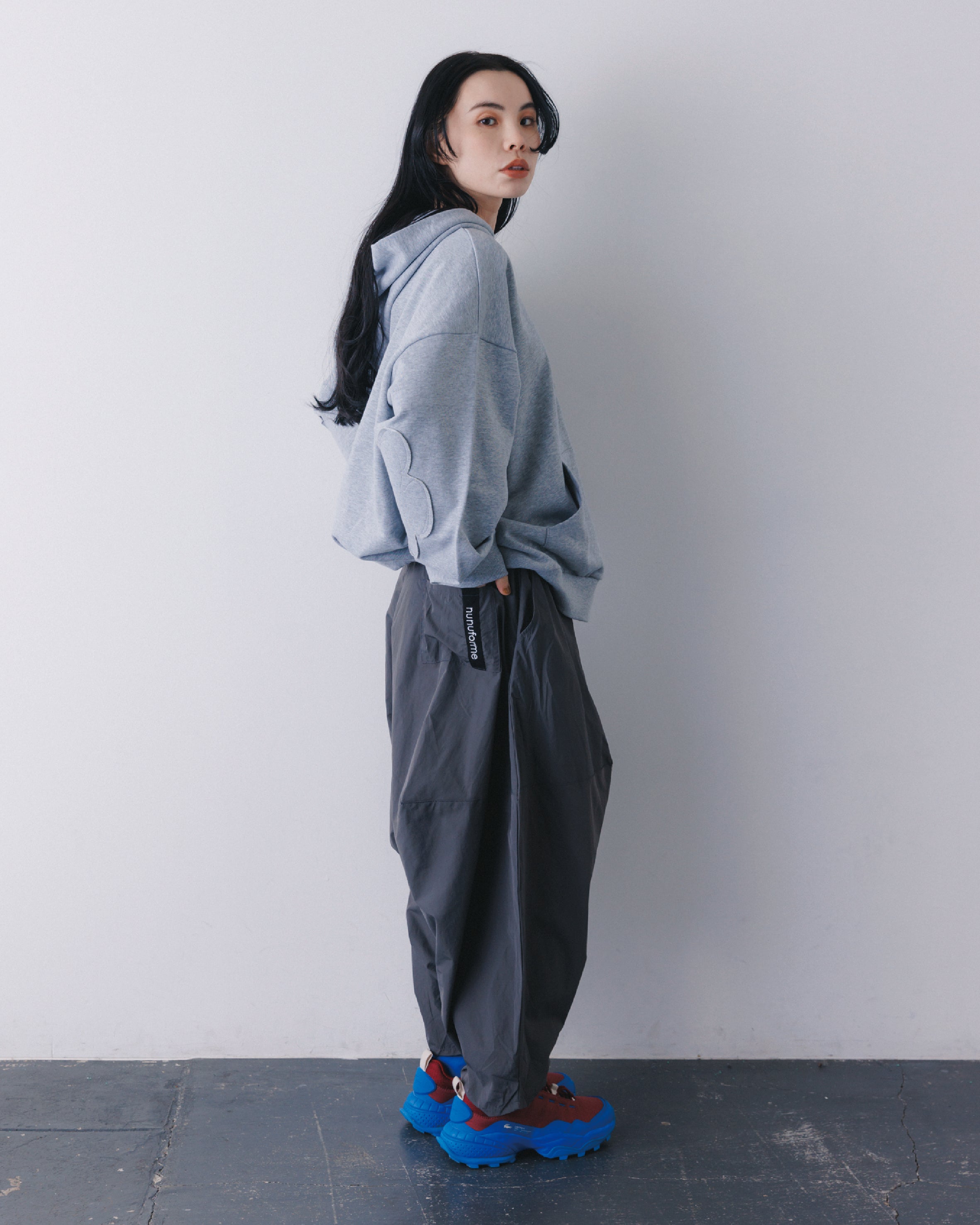 〈2026年秋冬 予約分〉37-nf26-618-302A/ヘムタックカーブパンツ